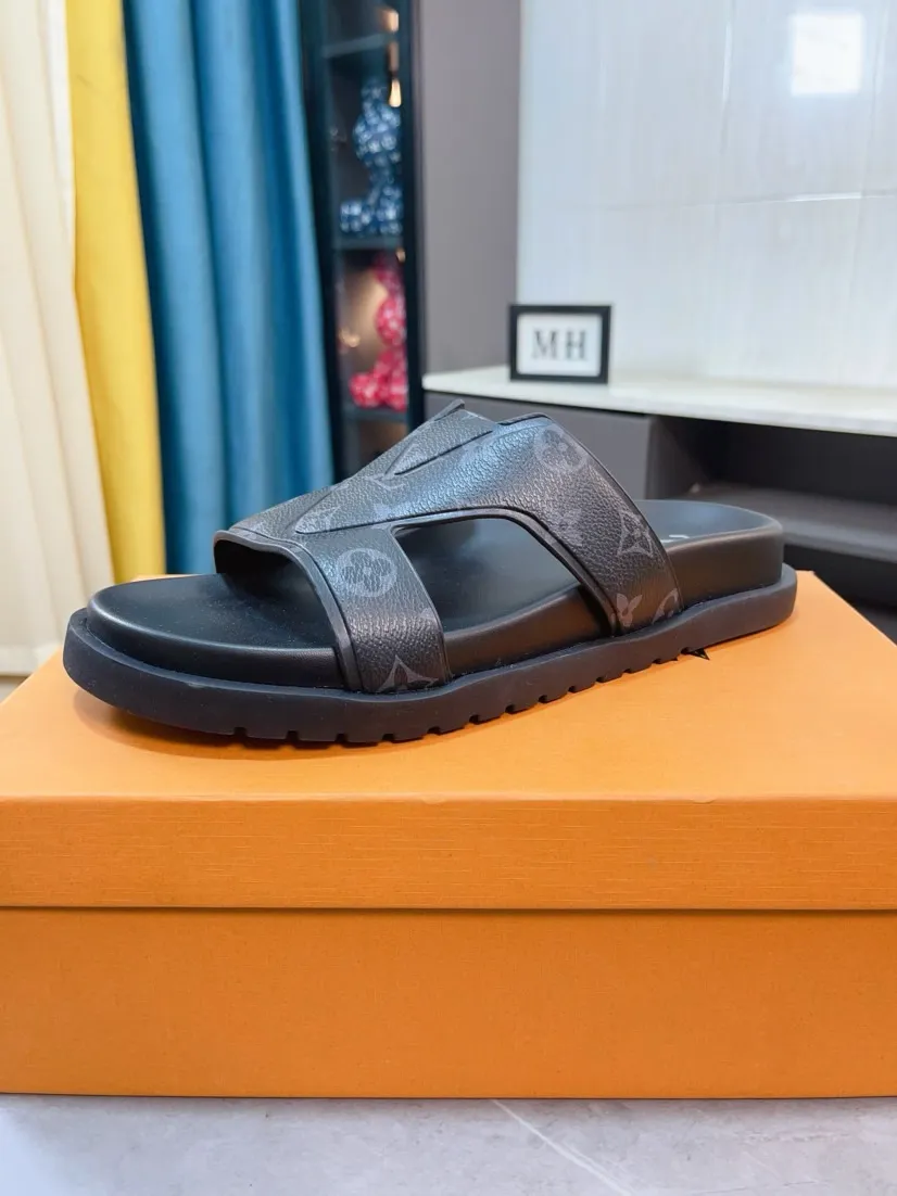Men's shoes 💰360🌹🌹 (lv-Louis Vuitton) new men's sandals, high-end boutique, exquisite embossed logo decoration on the upper, fine workmanship, super soft soles, casual, loose and comfortable, a must-have in summer! \nsize：38-44